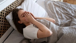 Hypnagogický záškub během usínání zažil asi každý. Odborník na spánek objasňuje, co tento tajemný jev signalizuje