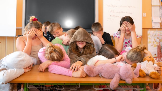 Pokud se ve třídě objeví šikana ať už v jakékoli podobě, nastupuje proškolený KiVa tým.